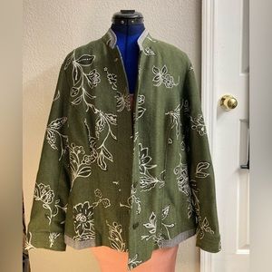 Green 3/4 sleeve jacket with floral detail